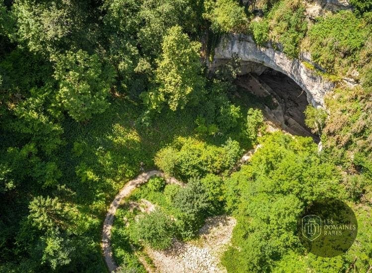 Vue aérienne des grottes et sentier