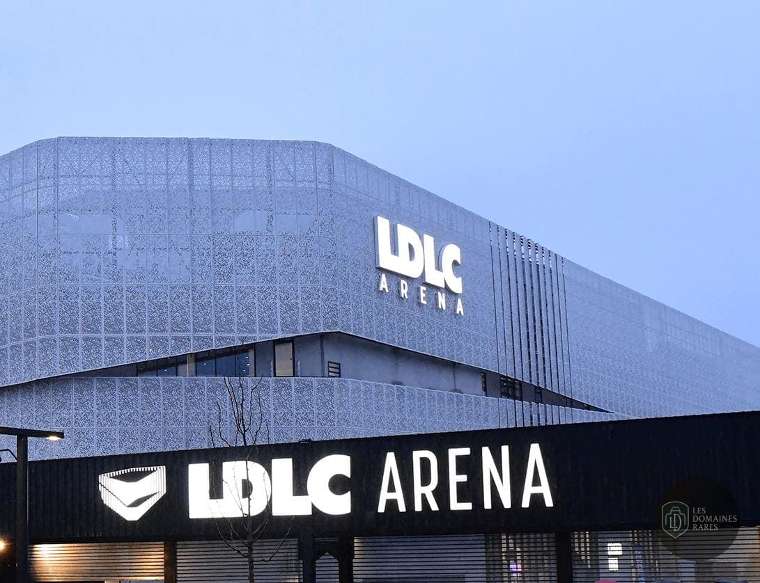 Vue extérieure du lieu Groupama Stadium à Lyon en Auvergne-Rhône-Alpes