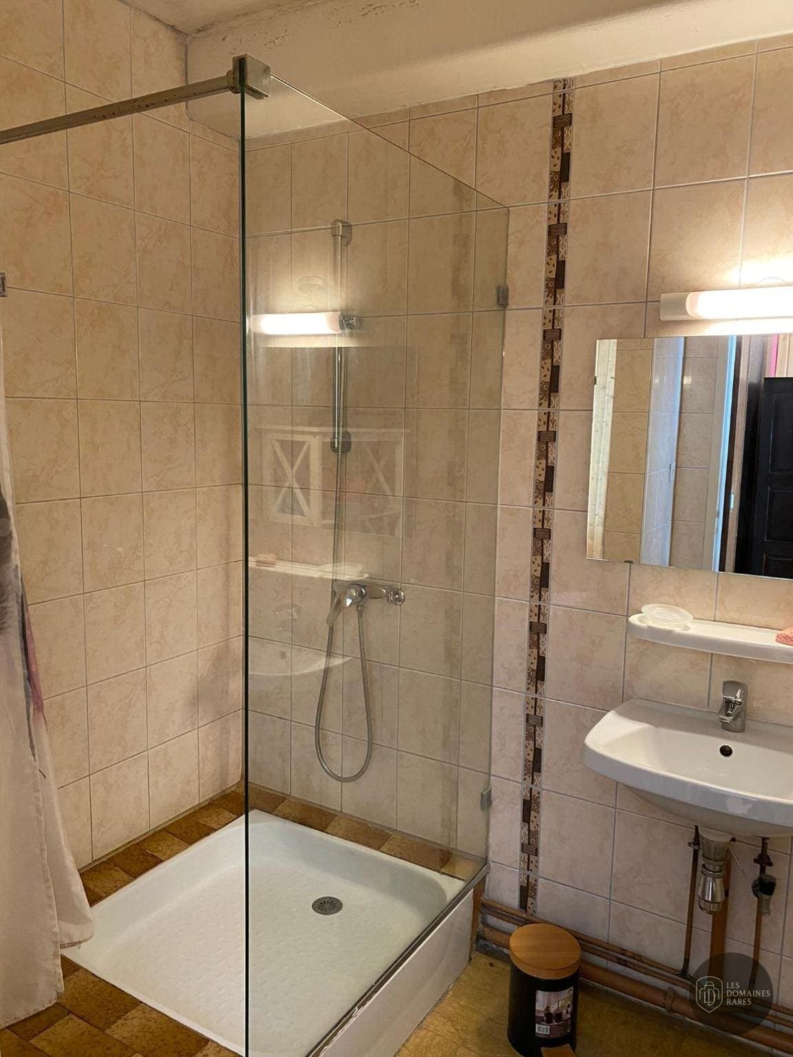 Salle de bain de l'hôtel Gypsi Motel à Paris en Île-de-France