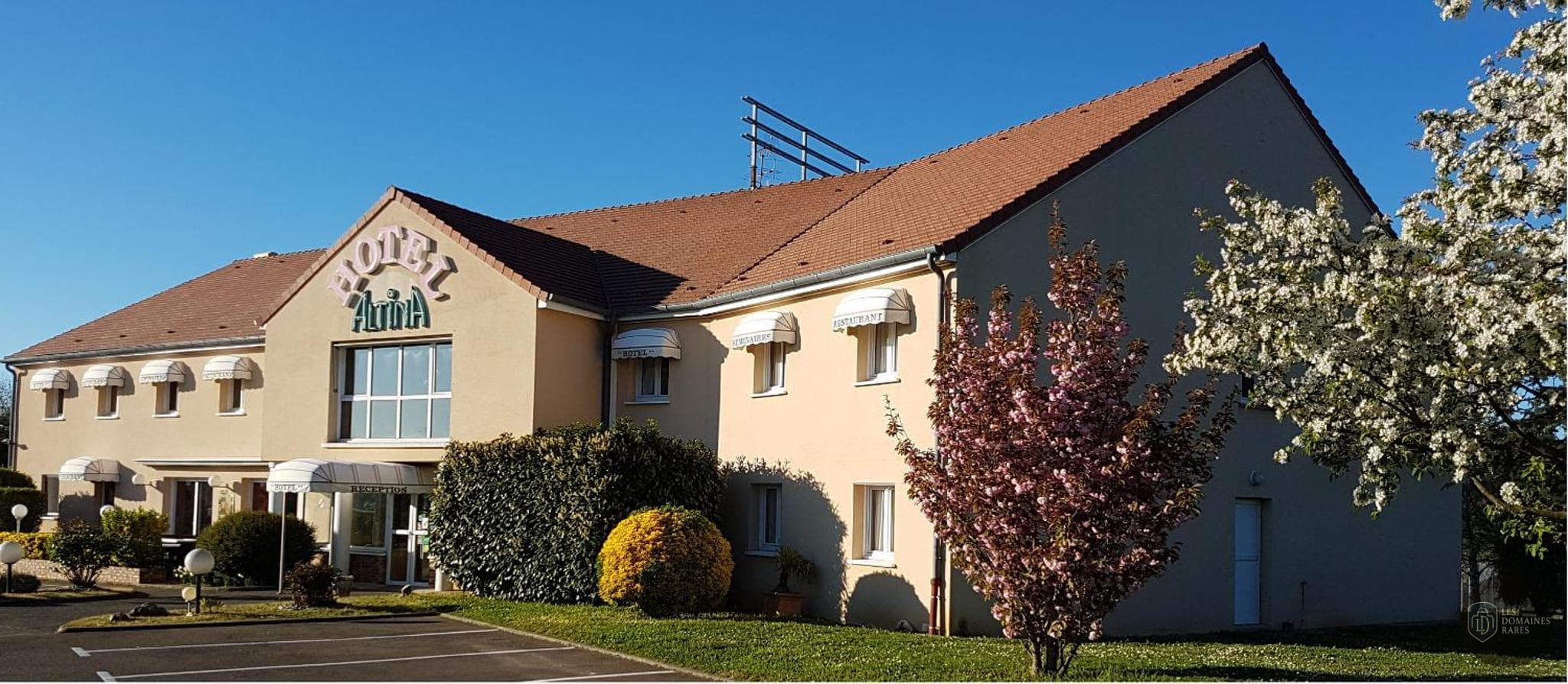 Vue extérieure de l'hôtel Hôtel Altina à Ménilles en Normandie