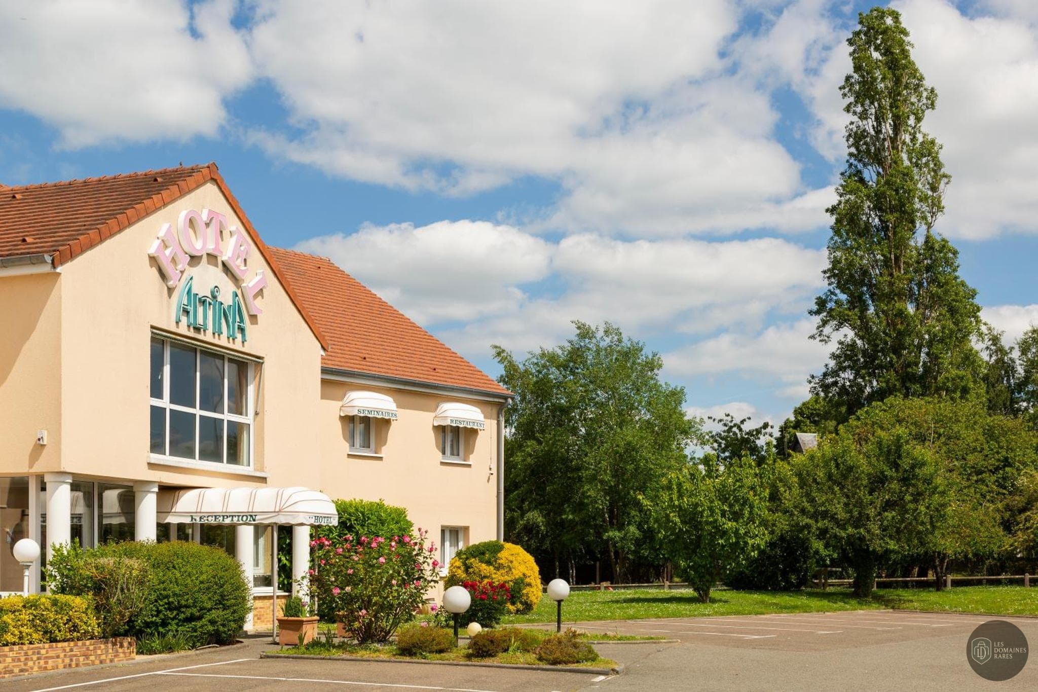 Vue extérieure de l'hôtel Hôtel Altina à Ménilles en Normandie