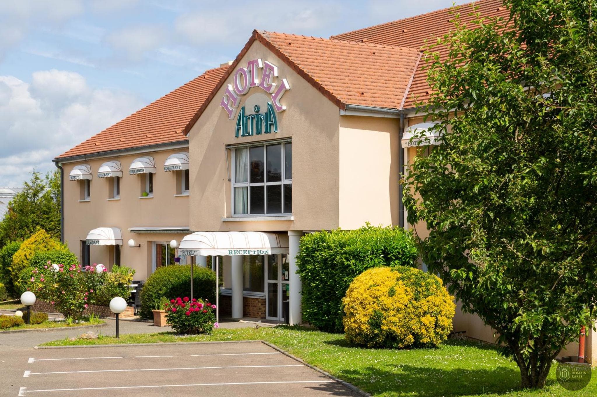 Vue extérieure de l'hôtel Hôtel Altina à Ménilles en Normandie