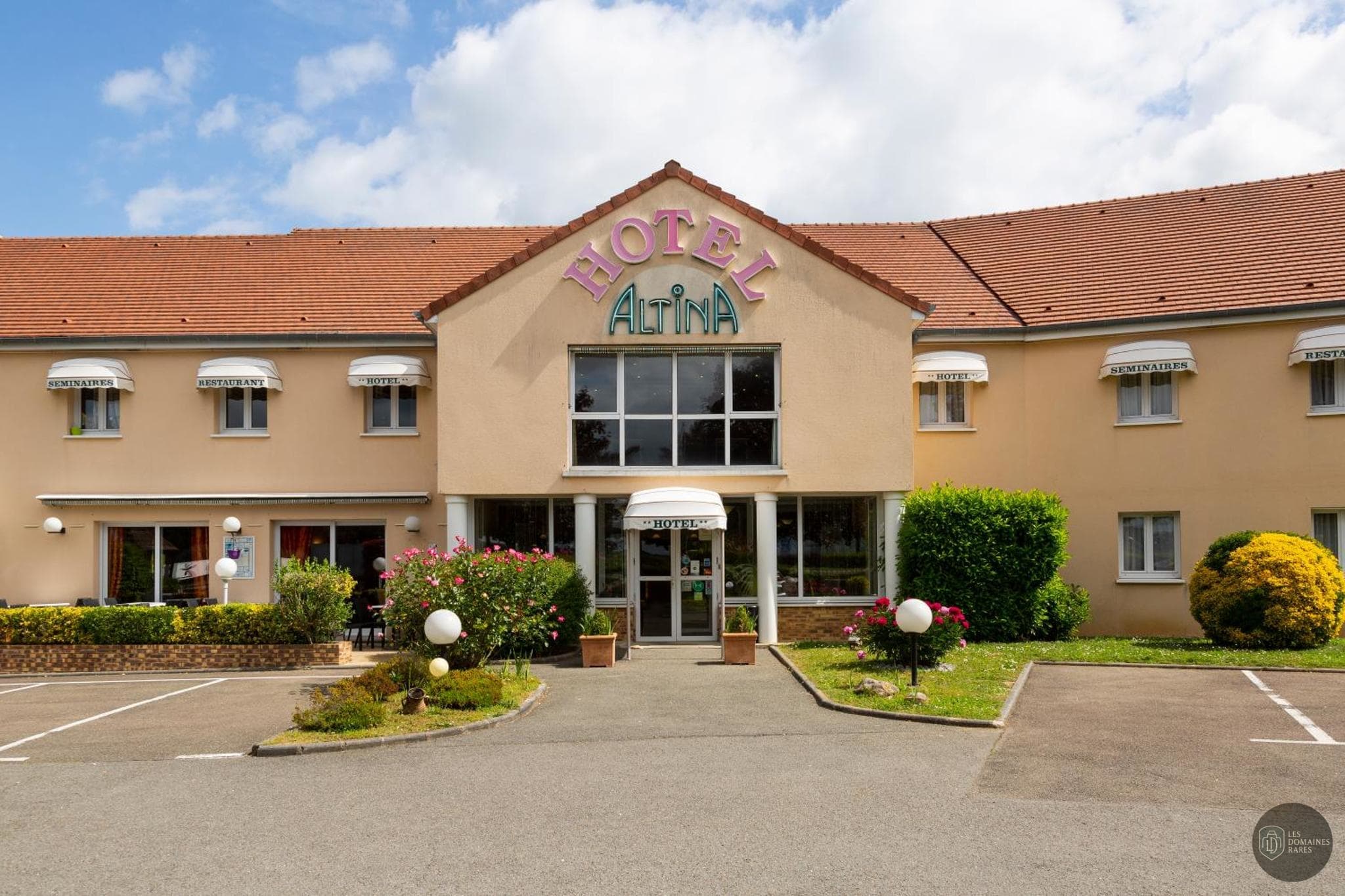 Vue extérieure de l'hôtel Hôtel Altina à Ménilles en Normandie