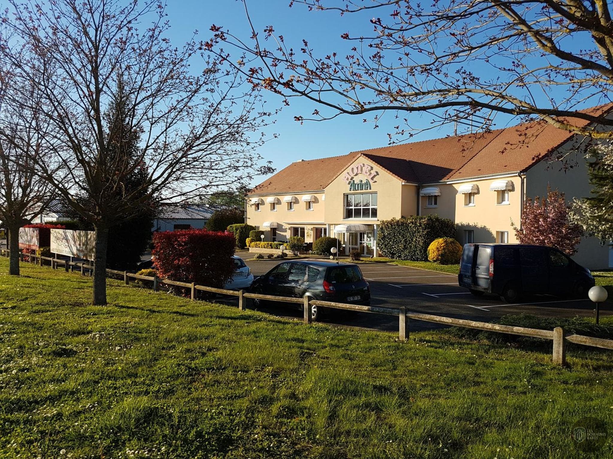 Vue extérieure de l'hôtel Hôtel Altina à Ménilles en Normandie