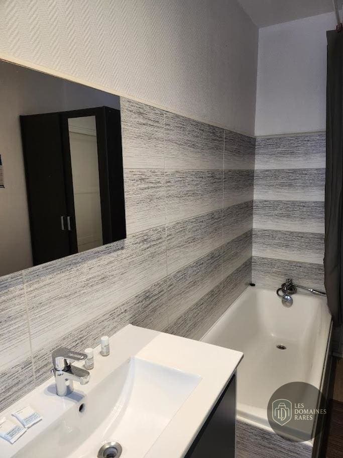 Salle de bain de l'hôtel Hôtel Ariane à Istres en Provence-Alpes-Côte d'Azur