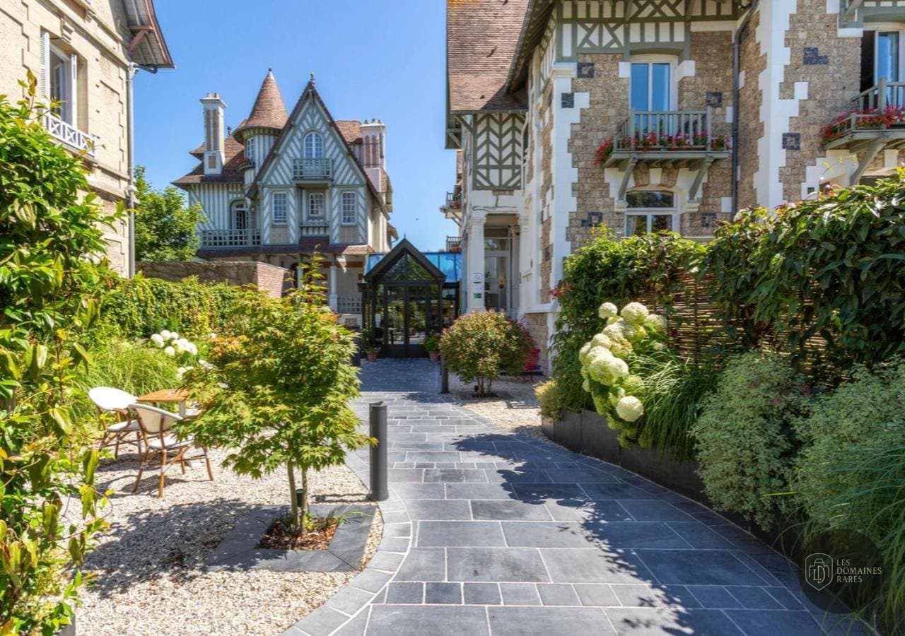 Vue extérieure de l'hôtel Hôtel Augeval à Deauville en Normandie
