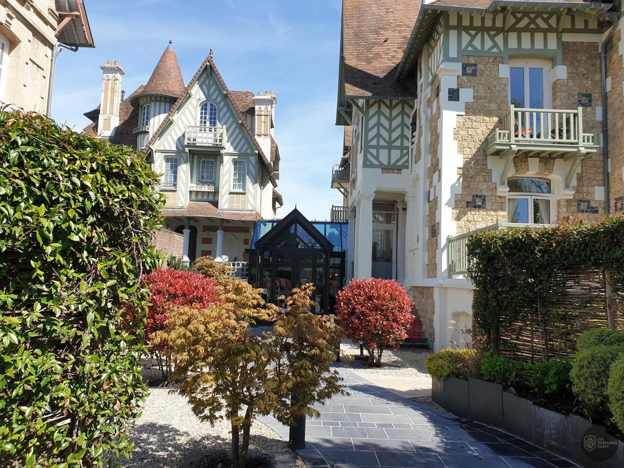 Vue extérieure de l'hôtel Hôtel Augeval à Deauville en Normandie