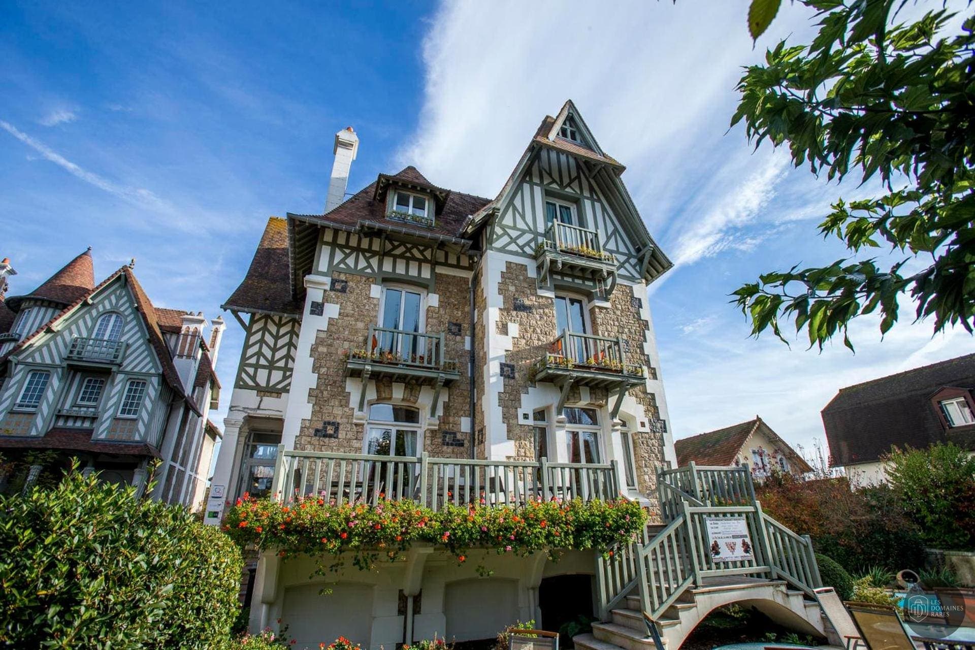 Vue extérieure de l'hôtel Hôtel Augeval à Deauville en Normandie