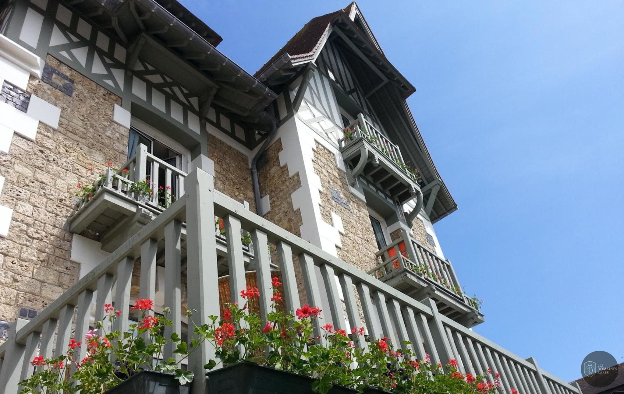 Vue extérieure de l'hôtel Hôtel Augeval à Deauville en Normandie
