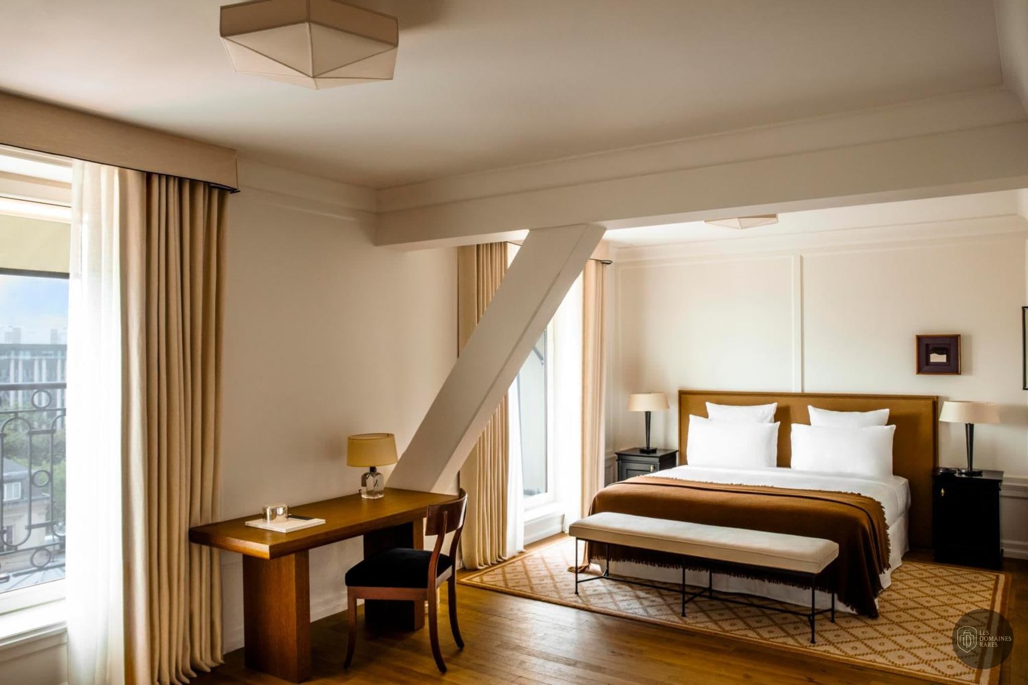 Chambre de l'hôtel Hôtel Balzac à Paris en Île-de-France - séminaire paris france coordonnées gps latitude : 48.873285