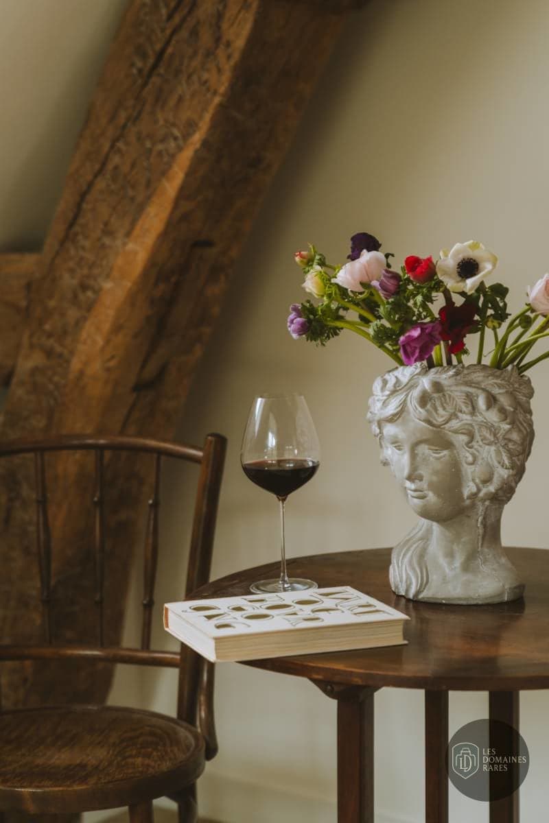 Détail de chambre : table et fleurs