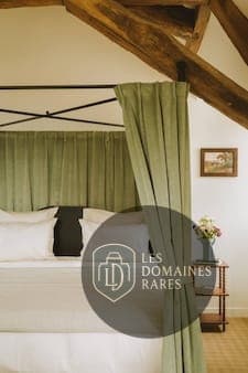 Chambre avec lit à baldaquin vert