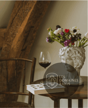 Détail de chambre : table et fleurs