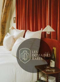 Chambre avec lit double et vin