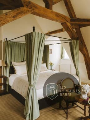 Chambre avec lit à baldaquin
