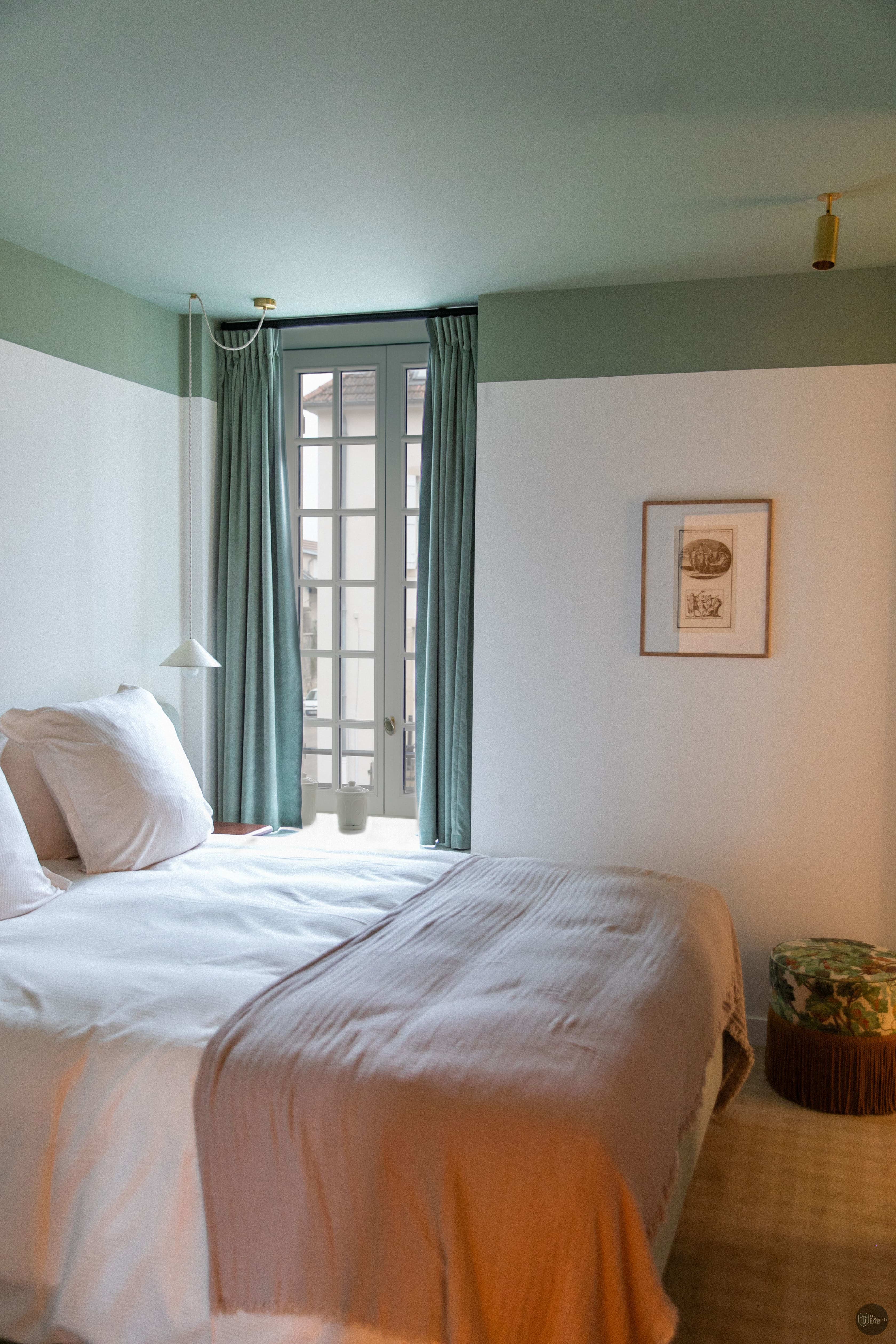 Chambre lumineuse avec lit double