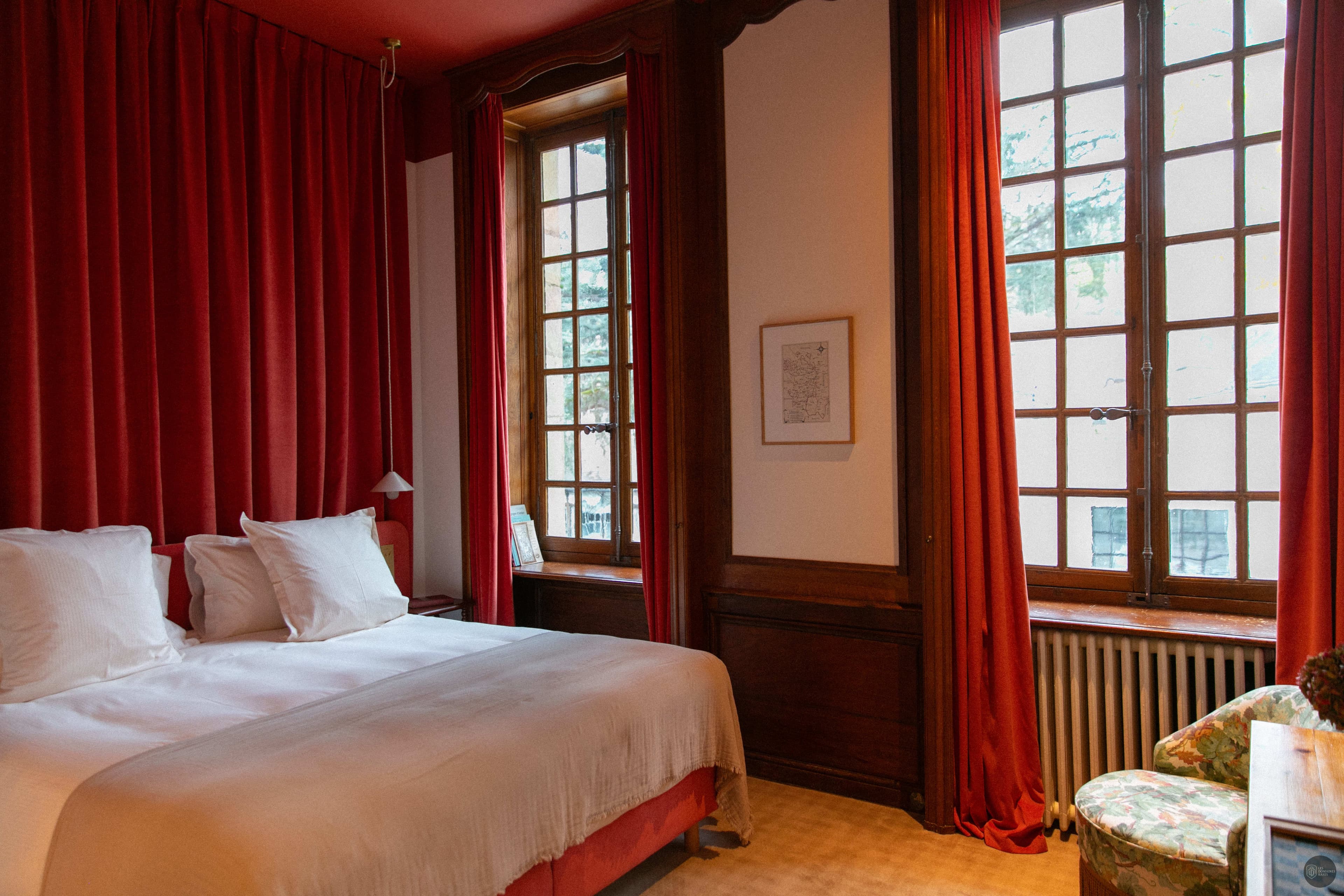 Chambre avec lit double et rideaux