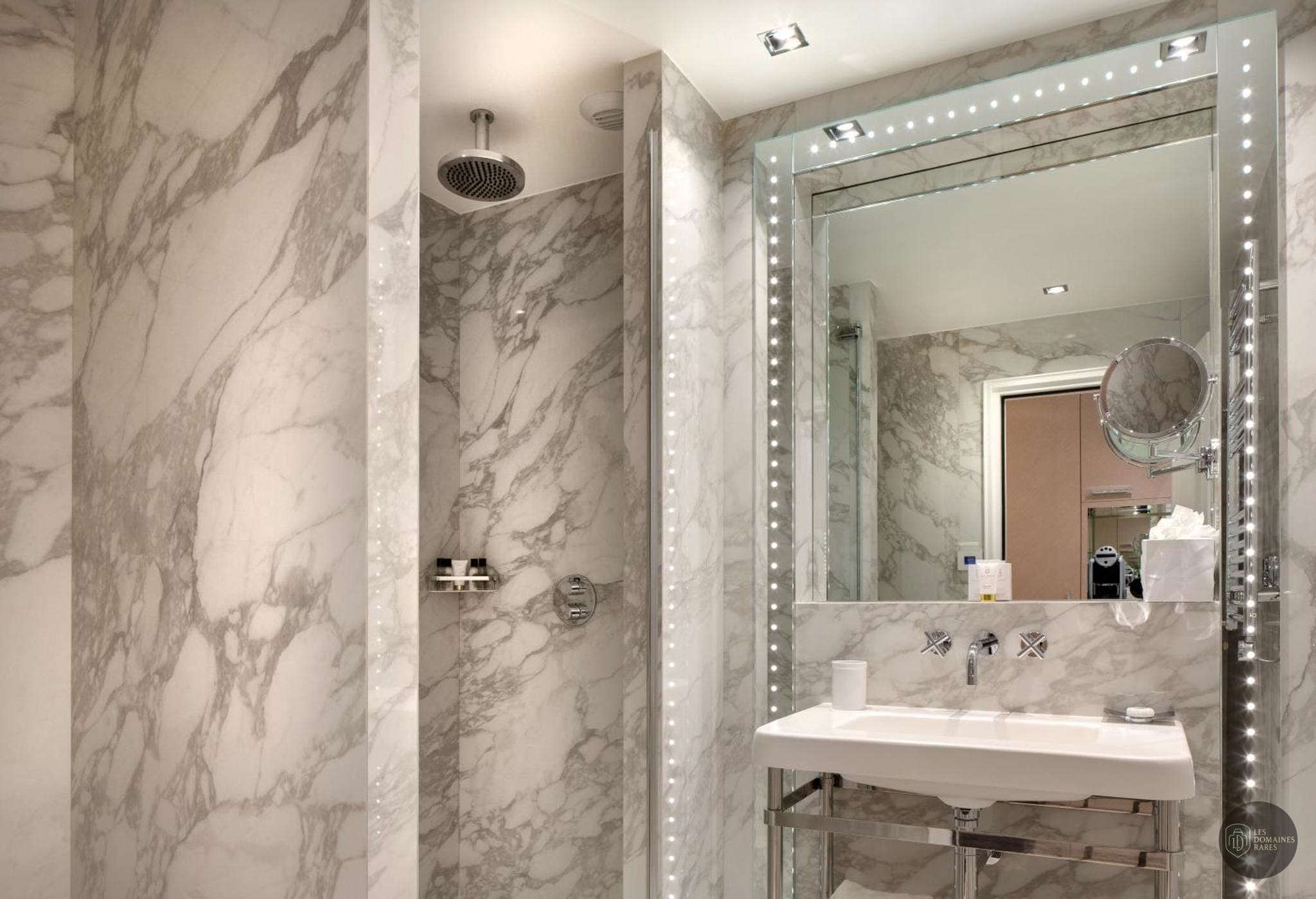 Salle de bain de l'hôtel Hôtel Bowmann à Paris en Île-de-France