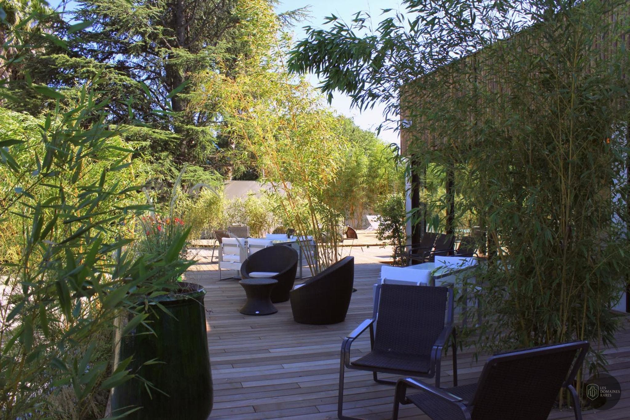 Vue extérieure de l'hôtel Hôtel C-Suites à Nîmes en Occitanie