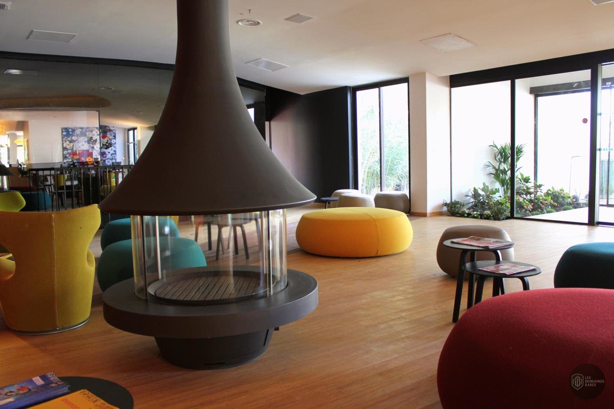 Espace intérieur de l'hôtel Hôtel C-Suites à Nîmes en Occitanie