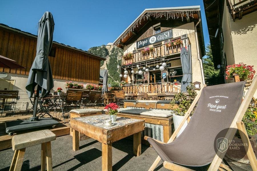 Vue extérieure de l'hôtel Hôtel Cartusia à Sarcenas en Auvergne-Rhône-Alpes