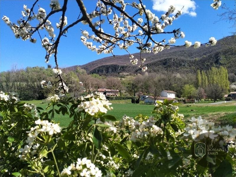 Vue extérieure de l'hôtel Hôtel Cartusia à Sarcenas en Auvergne-Rhône-Alpes