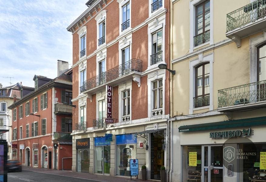 Vue extérieure de l'hôtel Hôtel Cartusia à Sarcenas en Auvergne-Rhône-Alpes