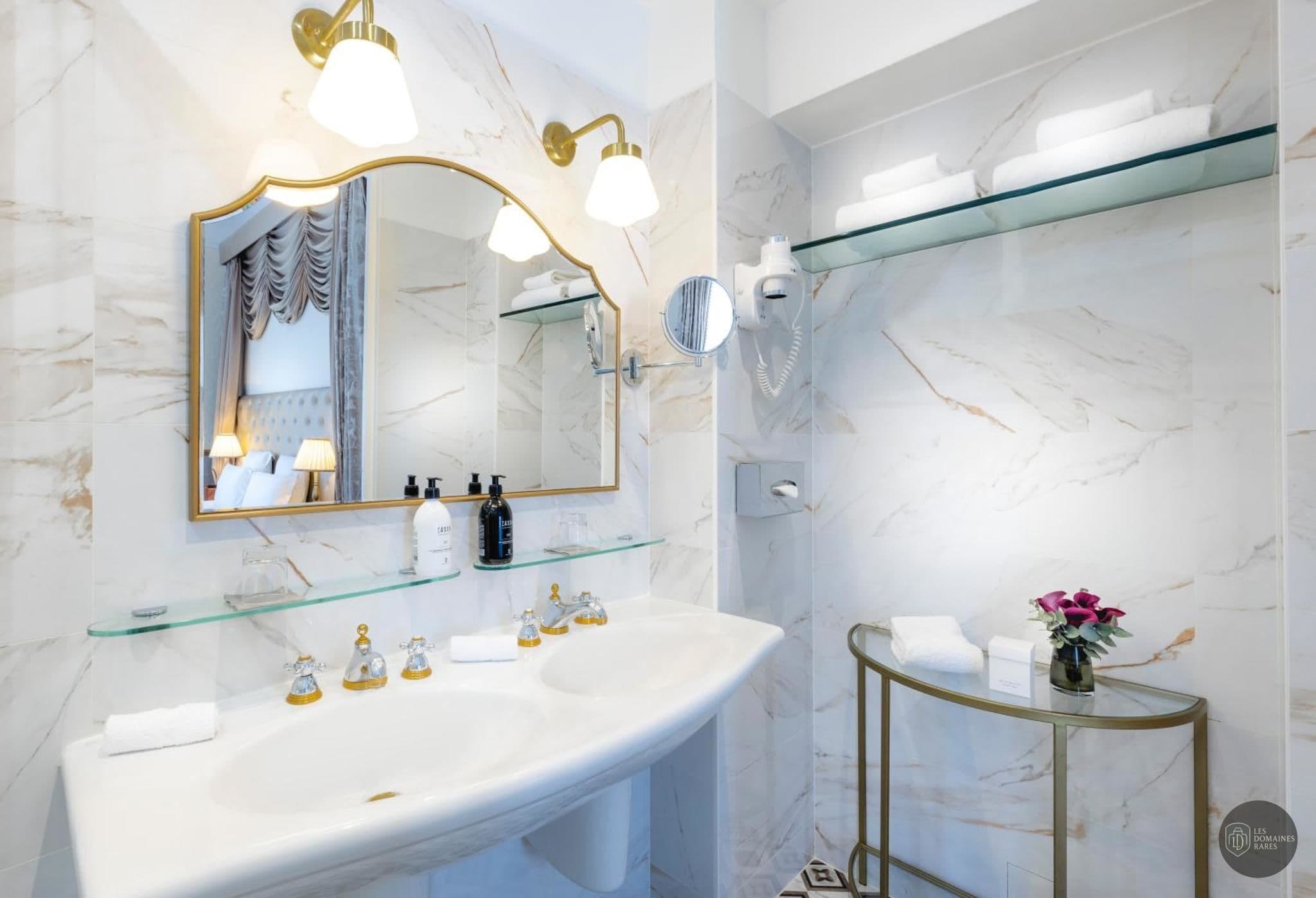 Salle de bain de l'hôtel Hôtel Claridge en Île-de-France