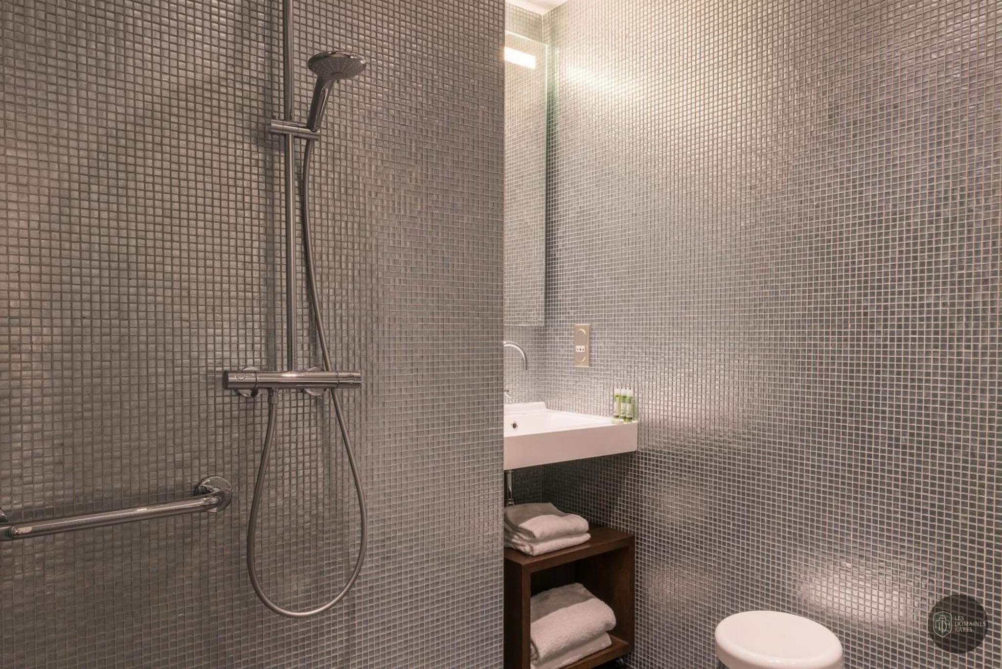 Salle de bain de l'hôtel Hôtel Crystal à Erstein en Grand Est