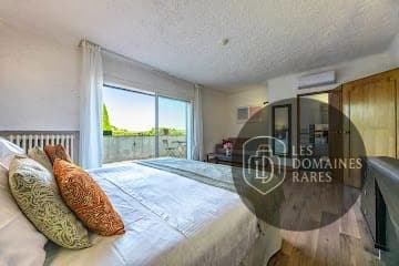 Chambre d'hôtel avec balcon et salon
