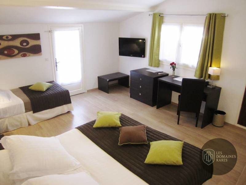 Chambre avec deux lits et bureau