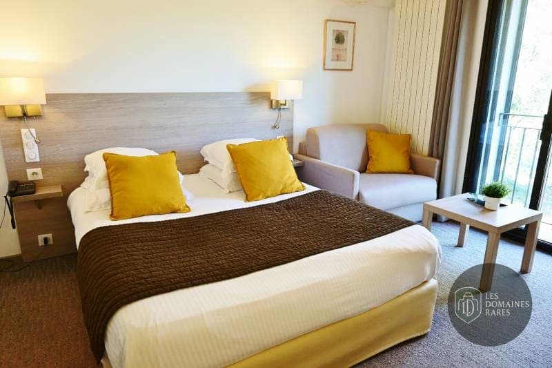 Chambre d'hôtel avec coin salon