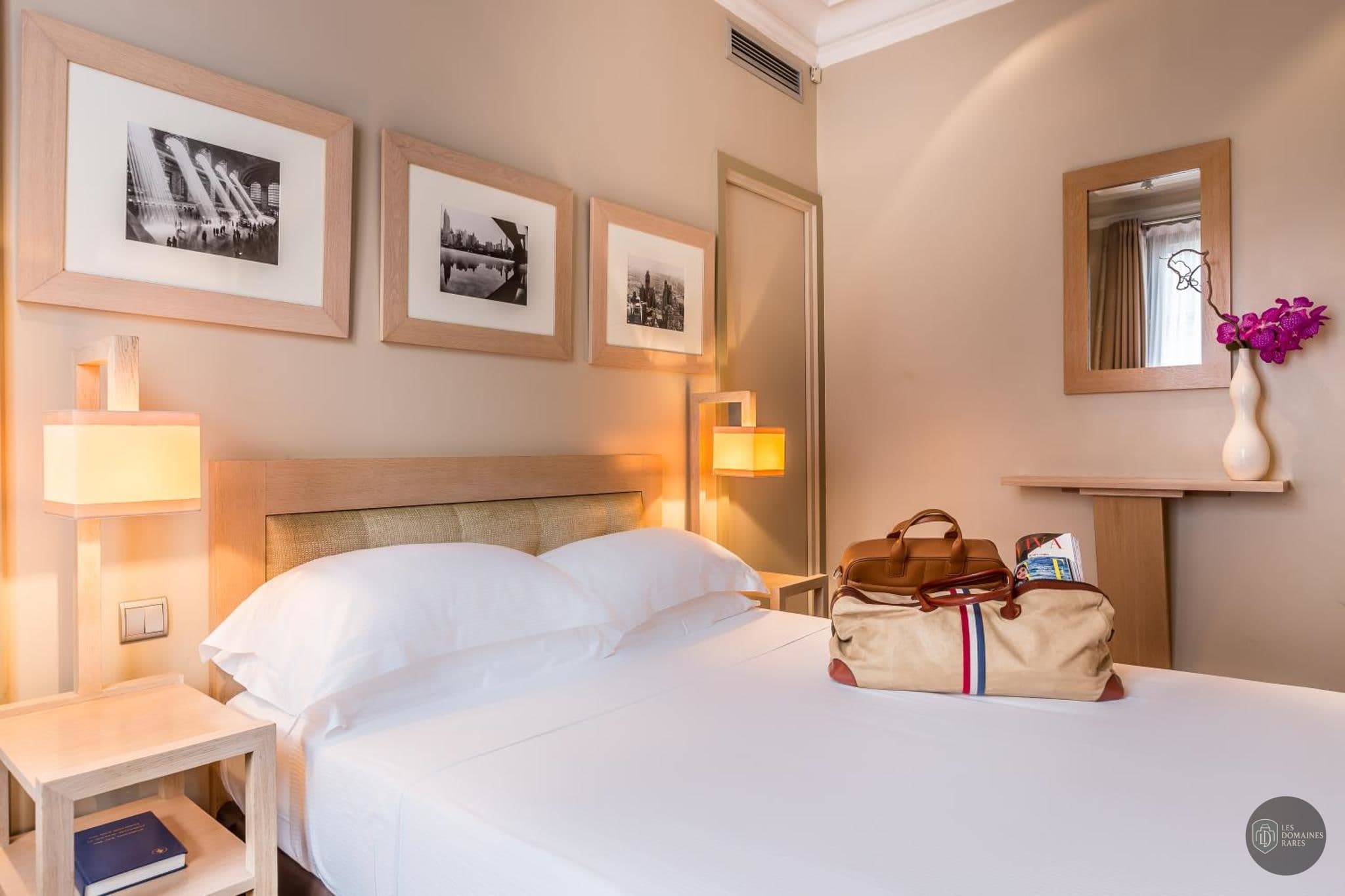 Chambre de l'hôtel Hôtel Duret à Paris en Île-de-France - séminaire paris france coordonnées gps latitude : 48.875225