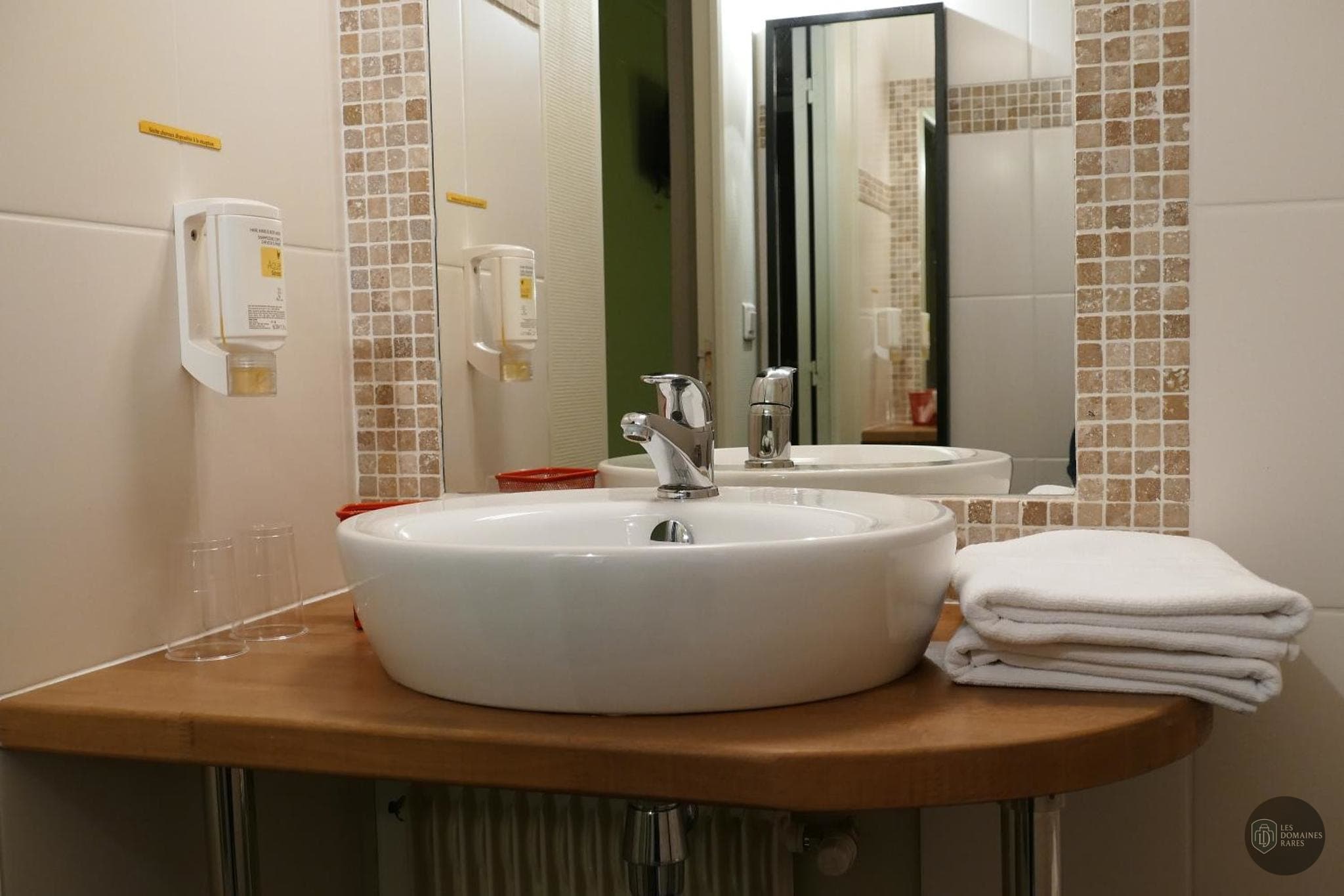 Salle de bain de l'hôtel Hôtel Epi d'Or à Angoulême en Nouvelle-Aquitaine