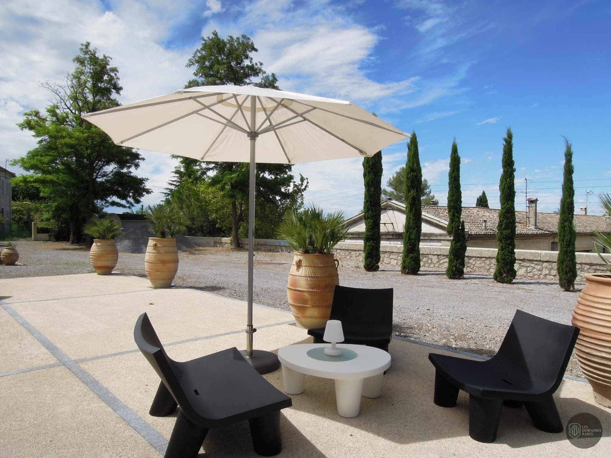 Vue extérieure de l'hôtel Hôtel Estelou à Sommières en Occitanie