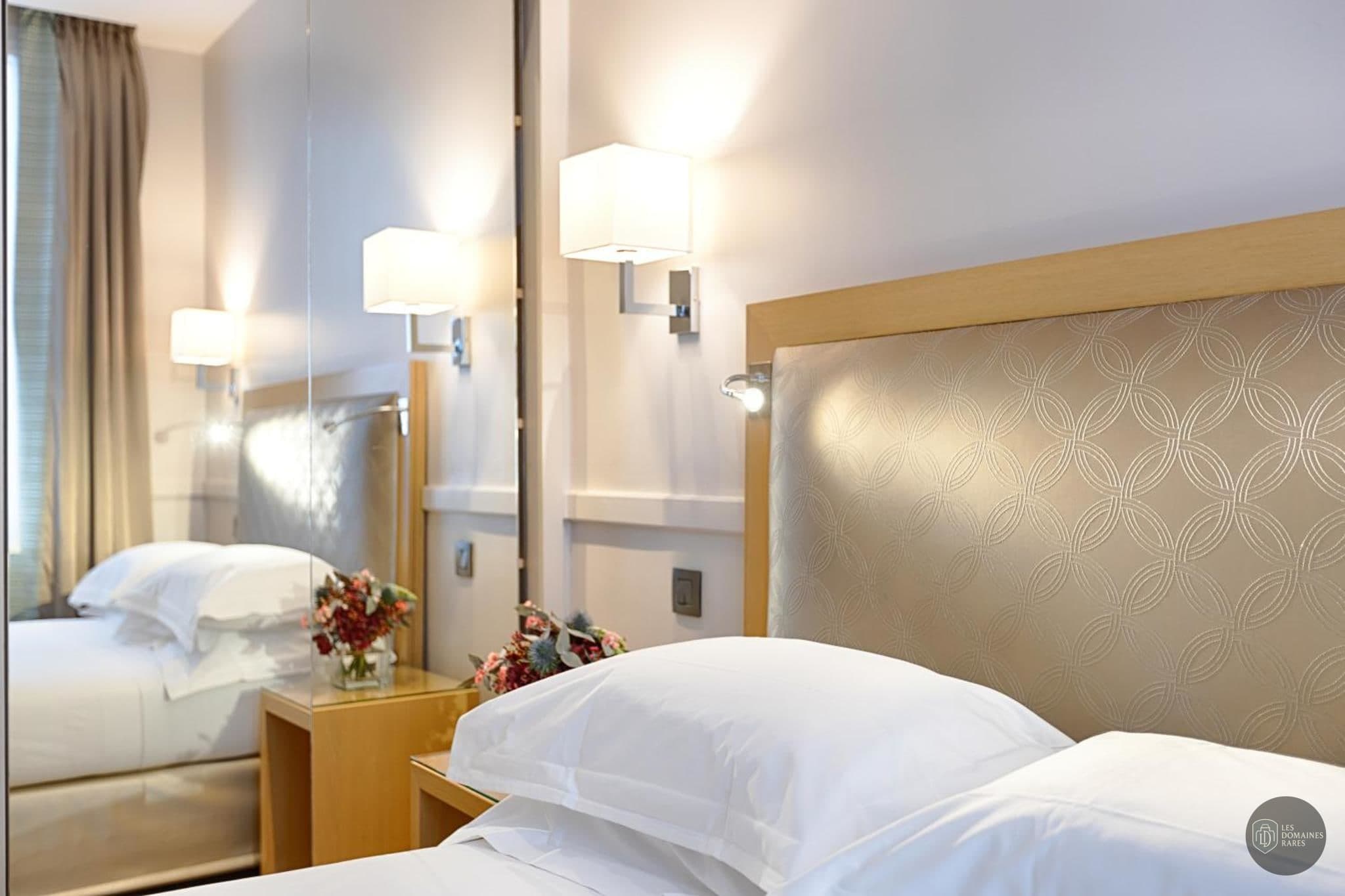Chambre de l'hôtel Hôtel Floride Etoile à Paris en Île-de-France