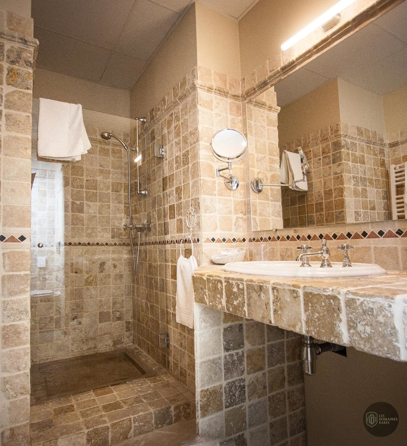 Salle de bain de l'hôtel Hôtel Helvie en Auvergne-Rhône-Alpes