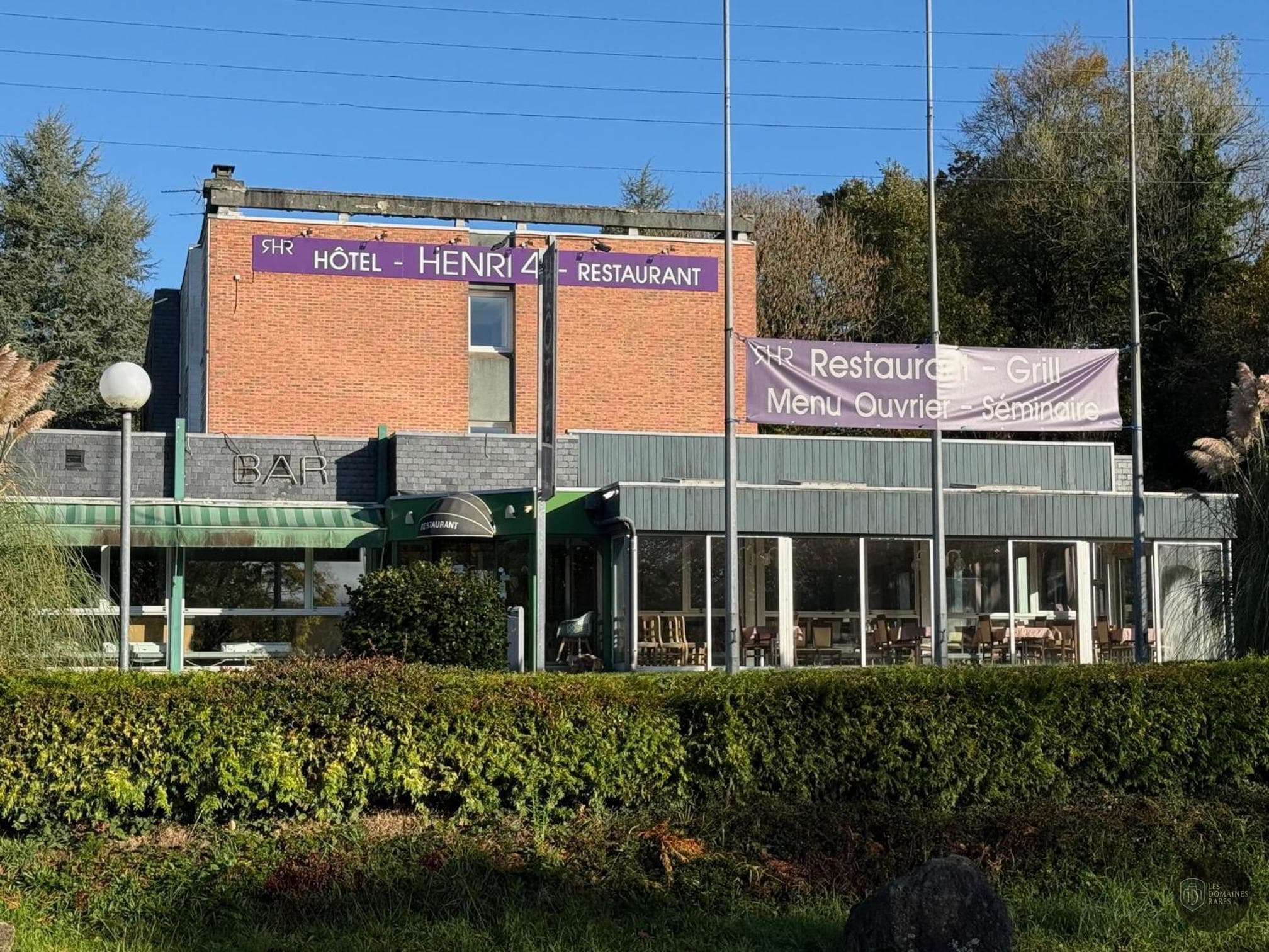 Vue extérieure de l'hôtel Hôtel Henri 4 à Rostrenen en Bretagne