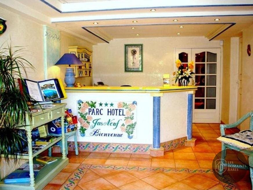 Vue extérieure de l'hôtel Hôtel Jas Neuf en Provence-Alpes-Côte d'Azur