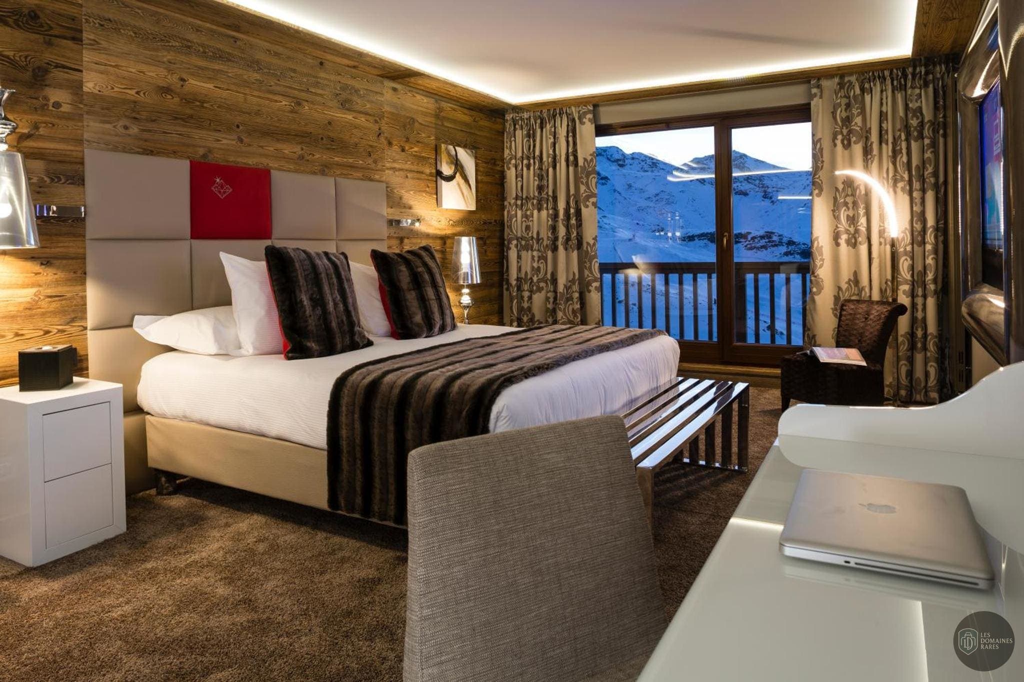 Vue extérieure de l'hôtel Hôtel Koh-I Nor à Val en Auvergne-Rhône-Alpes