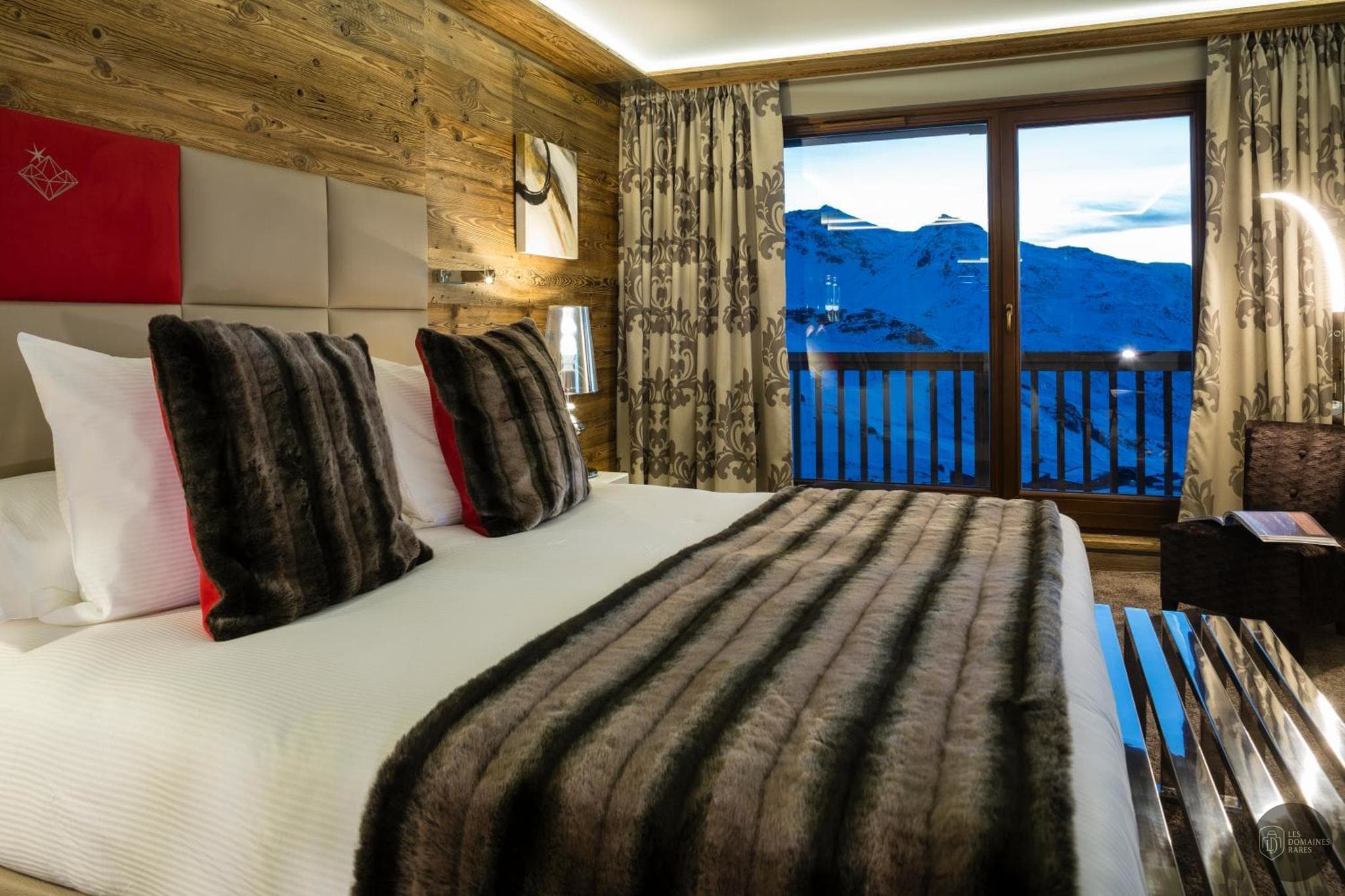 Vue extérieure de l'hôtel Hôtel Koh-I Nor à Val en Auvergne-Rhône-Alpes