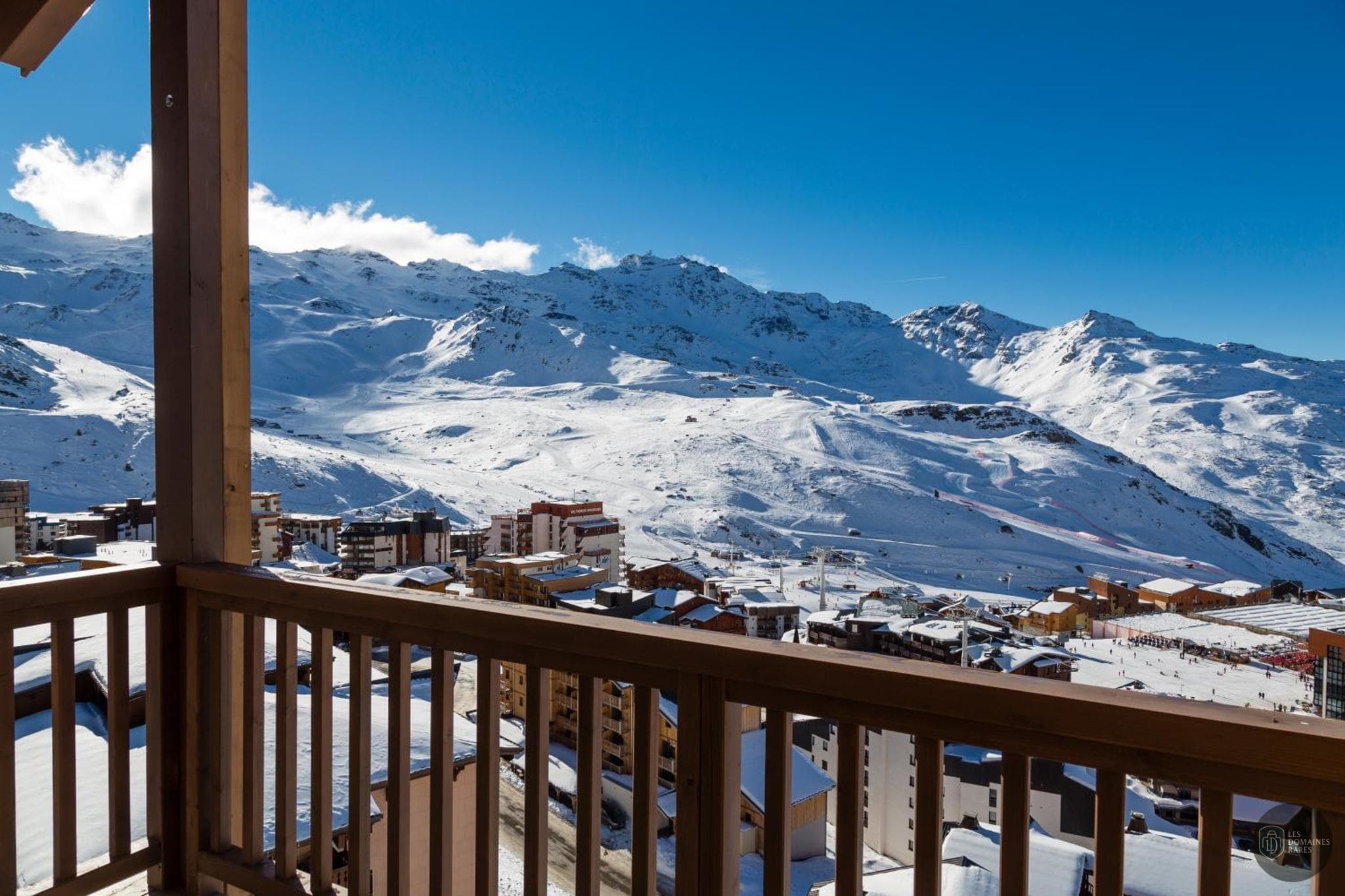 Vue extérieure de l'hôtel Hôtel Koh-I Nor à Val en Auvergne-Rhône-Alpes