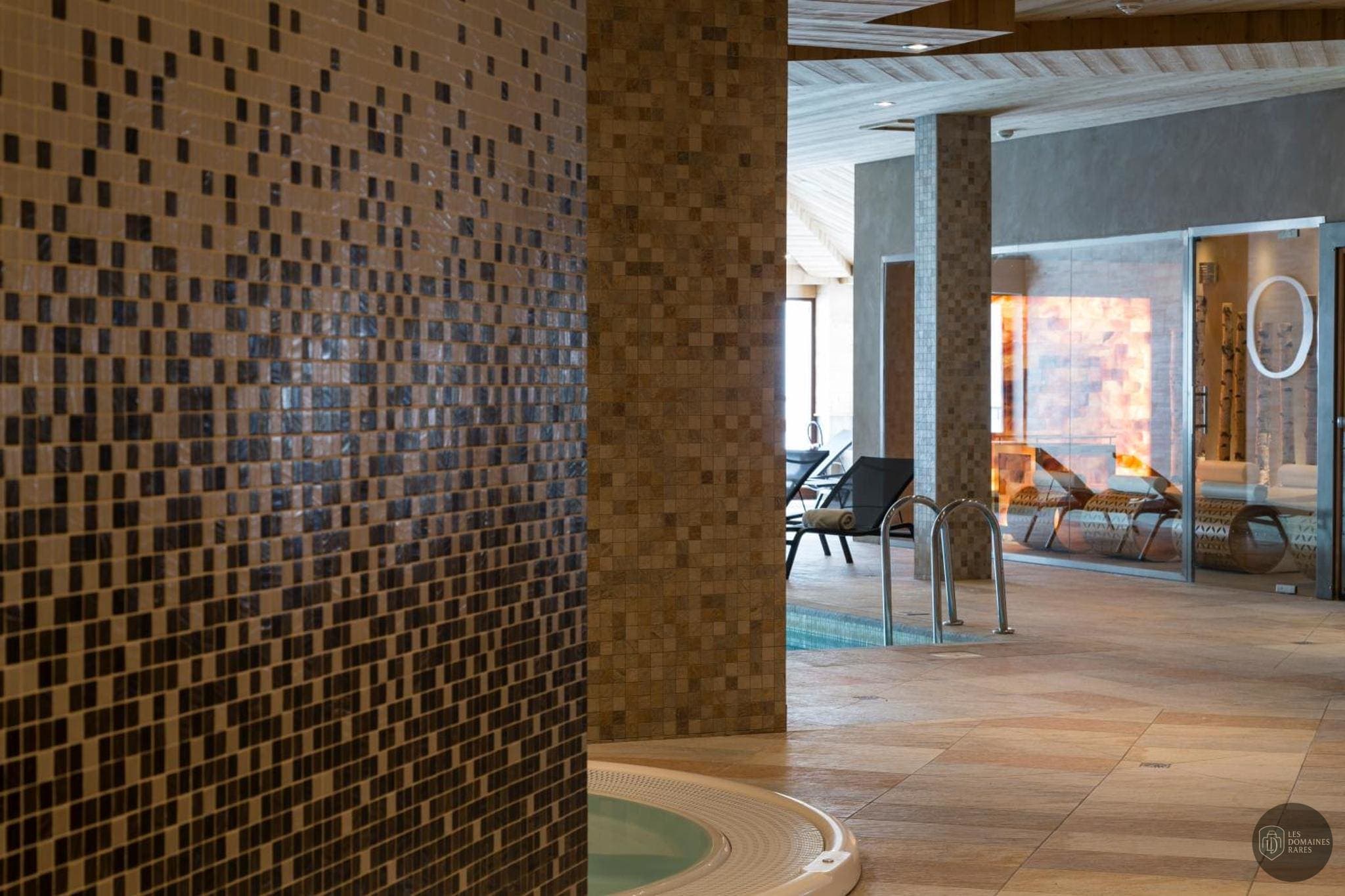 Vue extérieure de l'hôtel Hôtel Koh-I Nor à Val en Auvergne-Rhône-Alpes