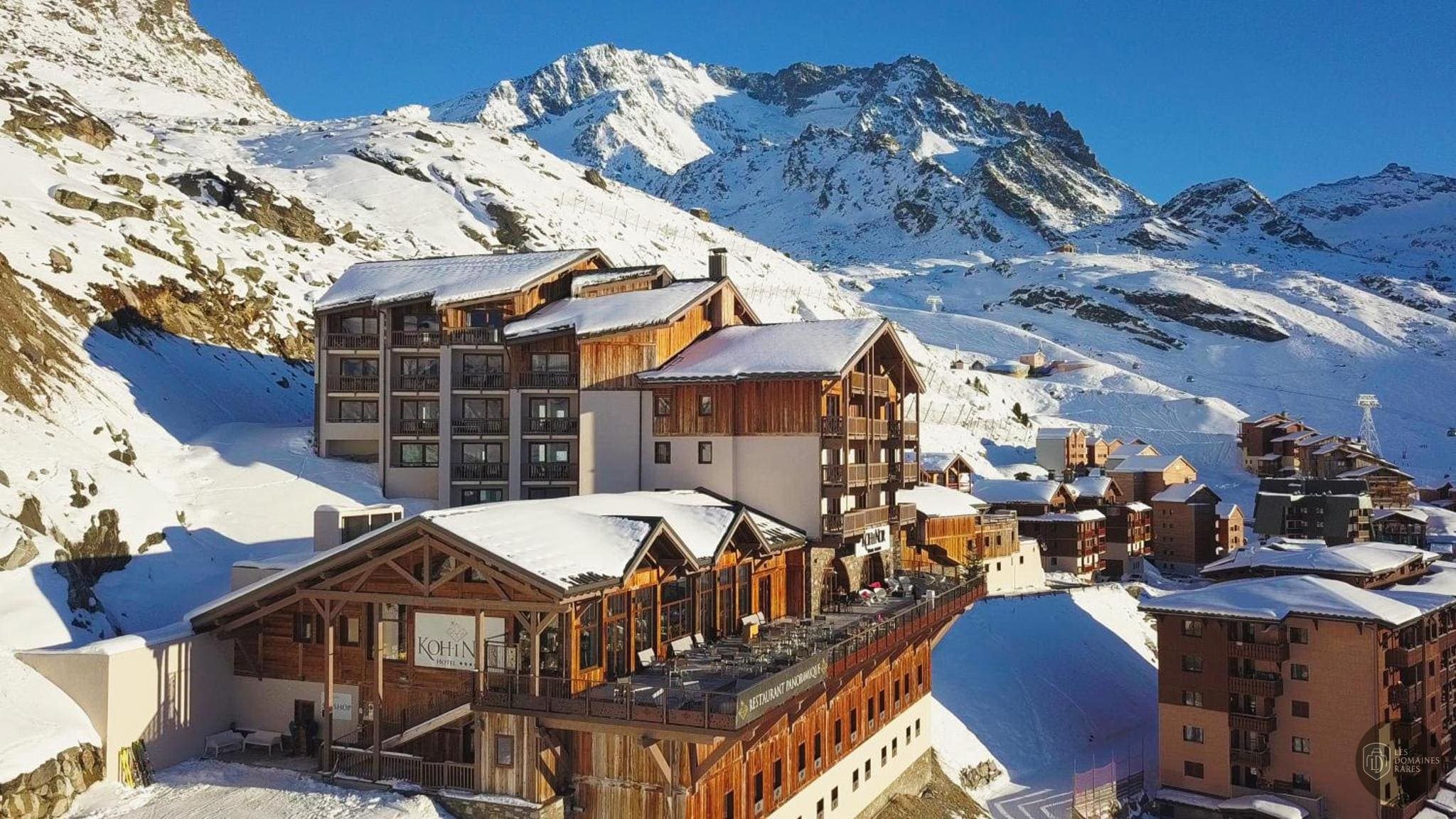 Vue extérieure de l'hôtel Hôtel Koh-I Nor à Val en Auvergne-Rhône-Alpes
