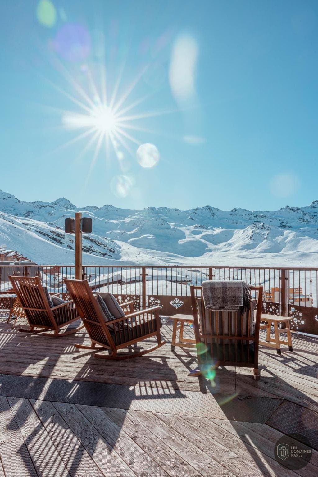 Vue extérieure de l'hôtel Hôtel Koh-I Nor à Val en Auvergne-Rhône-Alpes