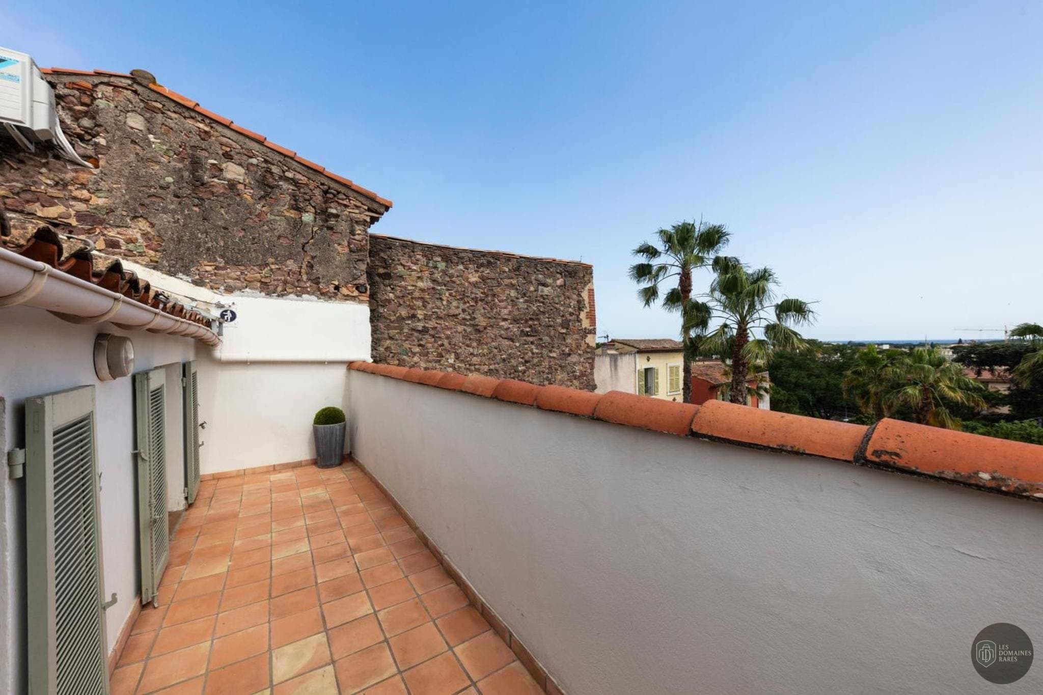Vue extérieure de l'hôtel Hôtel L'Arena à Fréjus en Provence-Alpes-Côte d'Azur