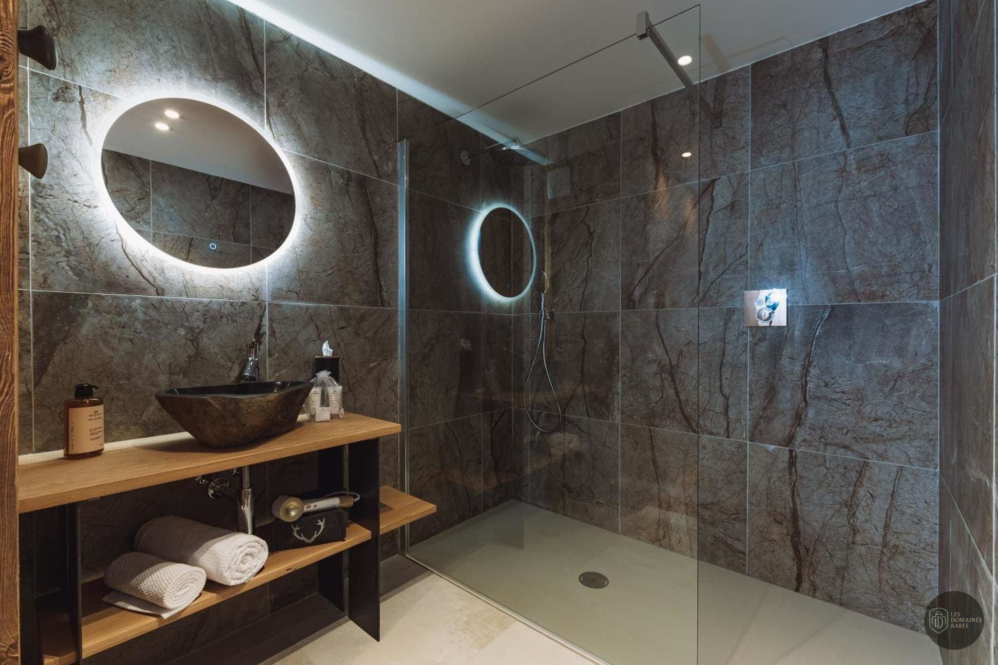 Salle de bain de l'hôtel Hôtel L'Ermitage à Le en Auvergne-Rhône-Alpes