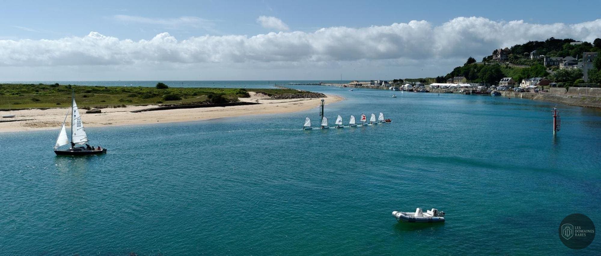 Vue extérieure de l'hôtel Hôtel La Marine en Normandie