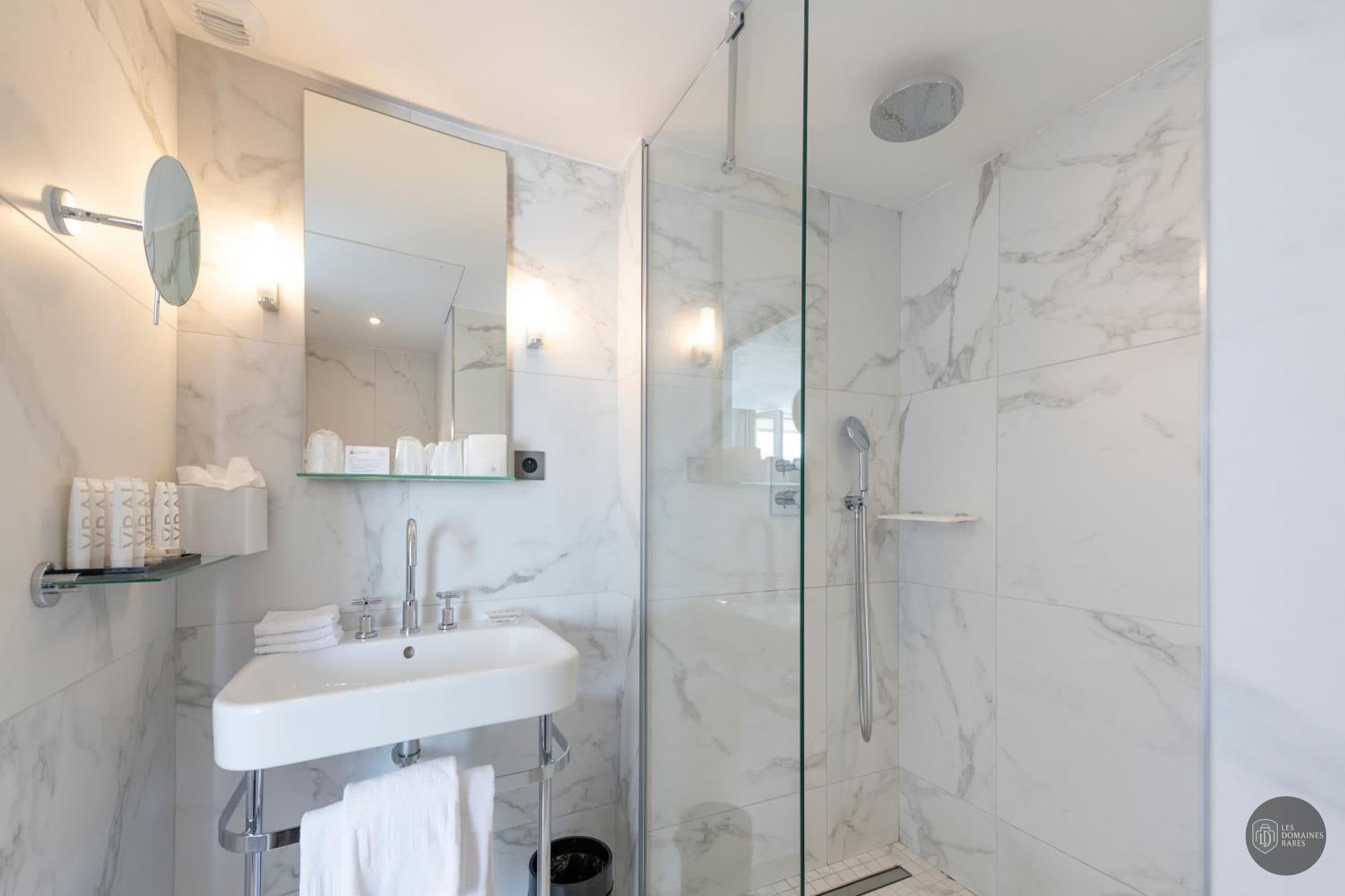 Salle de bain du domaine Hôtel La Perelle en Auvergne-Rhône-Alpes