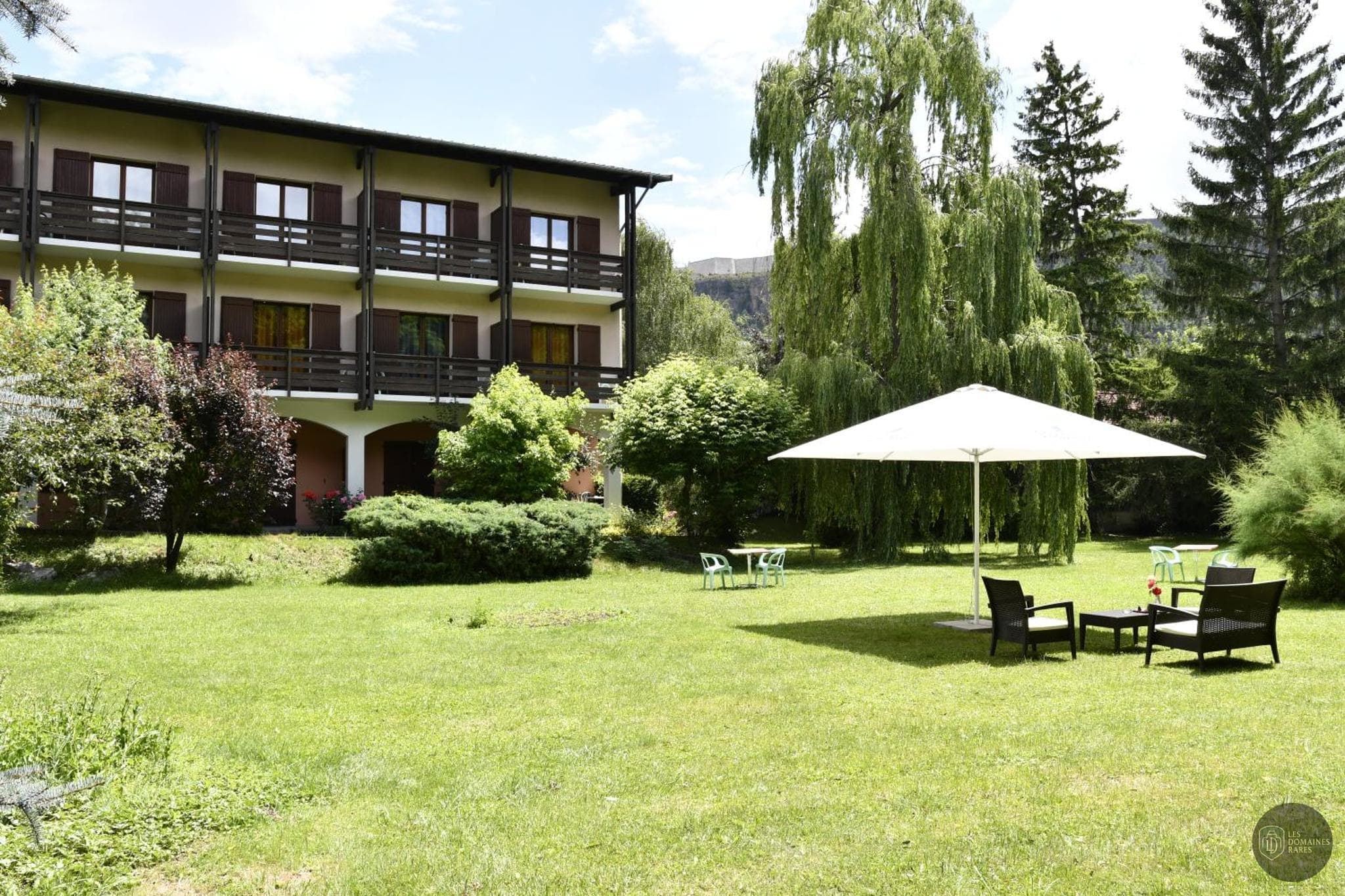 Vue extérieure de l'hôtel Hôtel Lacour à Eygliers en Provence-Alpes-Côte d'Azur